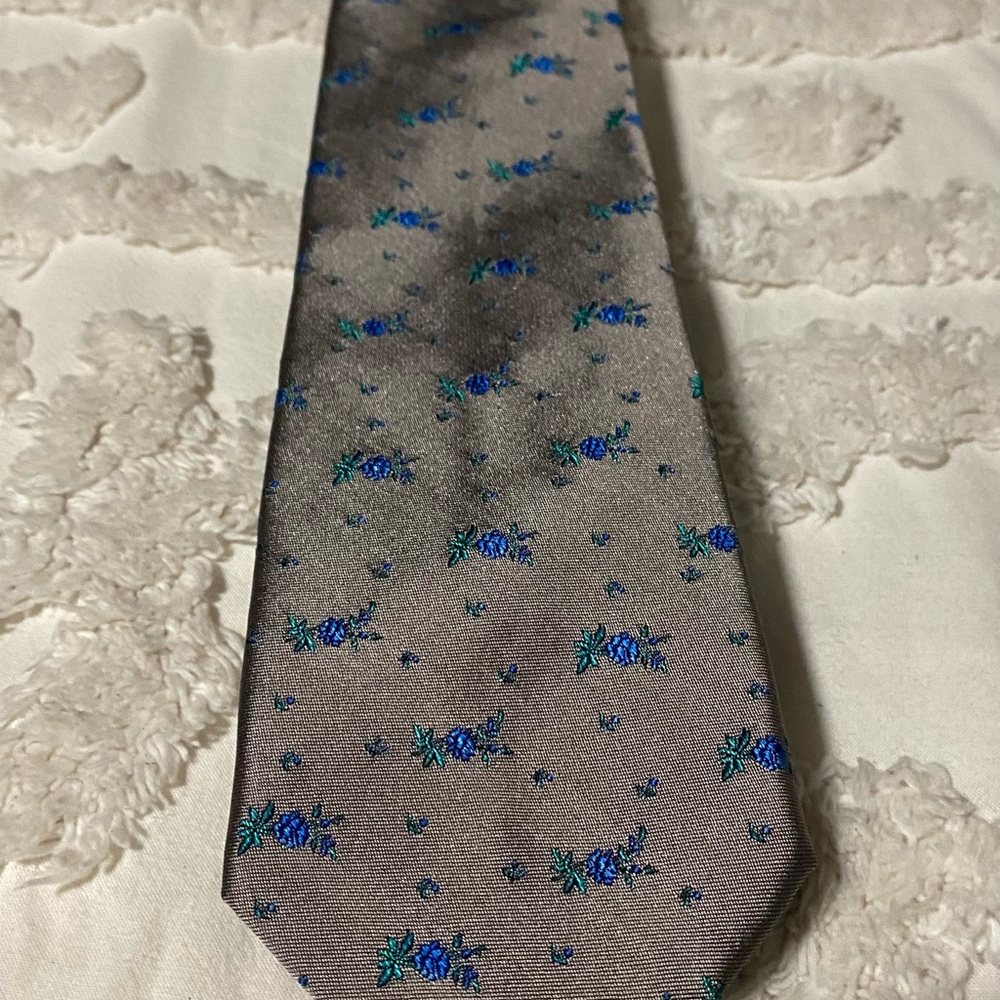 Paul Smith Gray Tie with Blue Floral Design - Picture 2 of 6